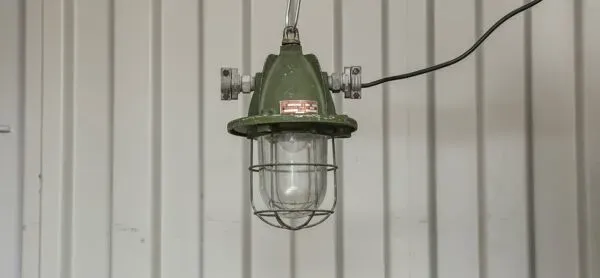 Illustration numéro 2 du produit Lampe de bateau verte industriel rare unique