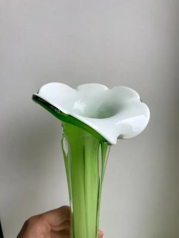 Illustration numéro 2 du produit Vase soliflore en opaline et verre vert pomme style murano années 60-70