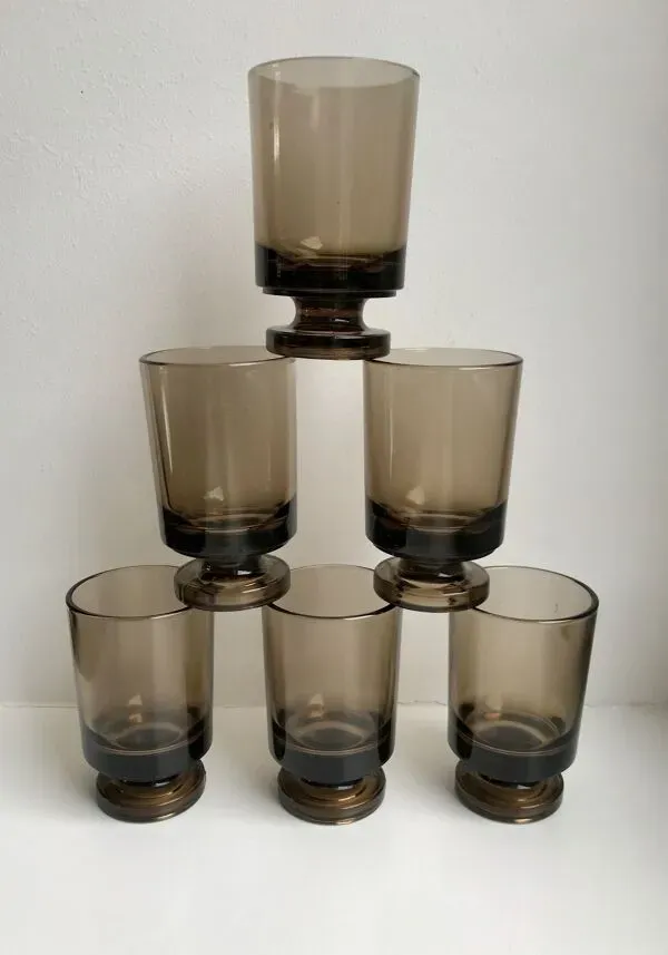 Illustration numéro 2 du produit Lot de 6 verres à liqueur en verre fumé design années 70
