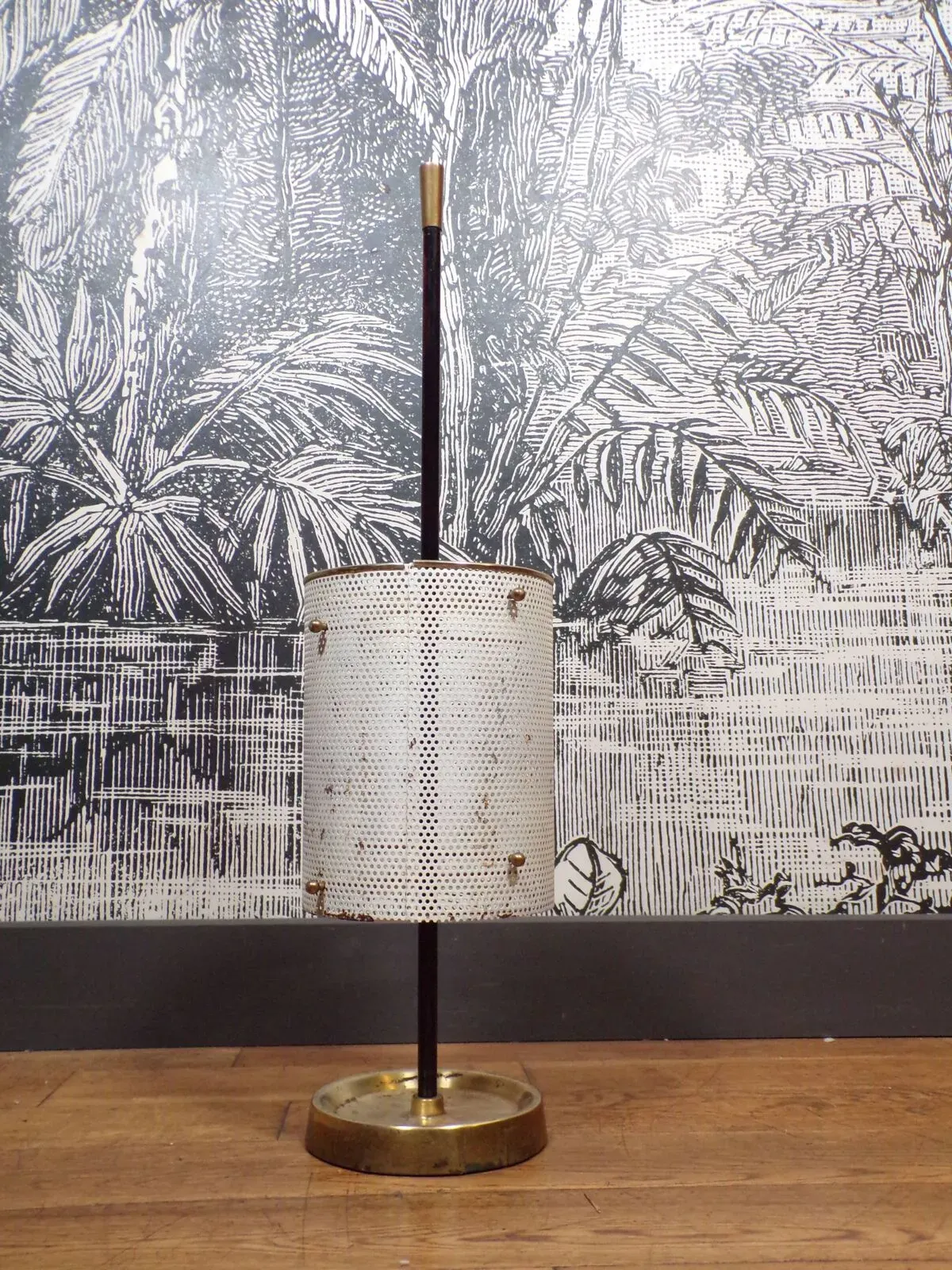 Illustration numéro 2 du produit Porte-parapluie 1950 en tôle perforée