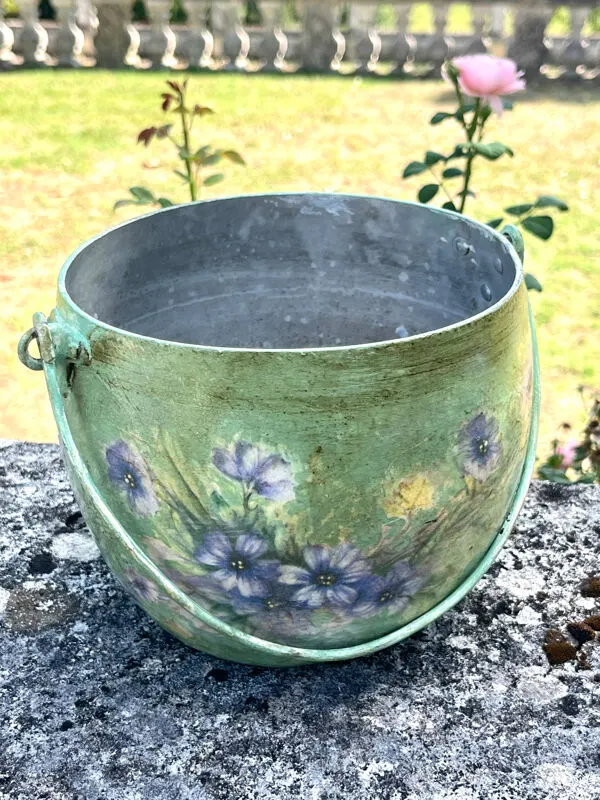 Illustration numéro 2 du produit Ensemble de pots de fleurs en métal peint, jardinières en tôle florale, pot en jarre de style français.