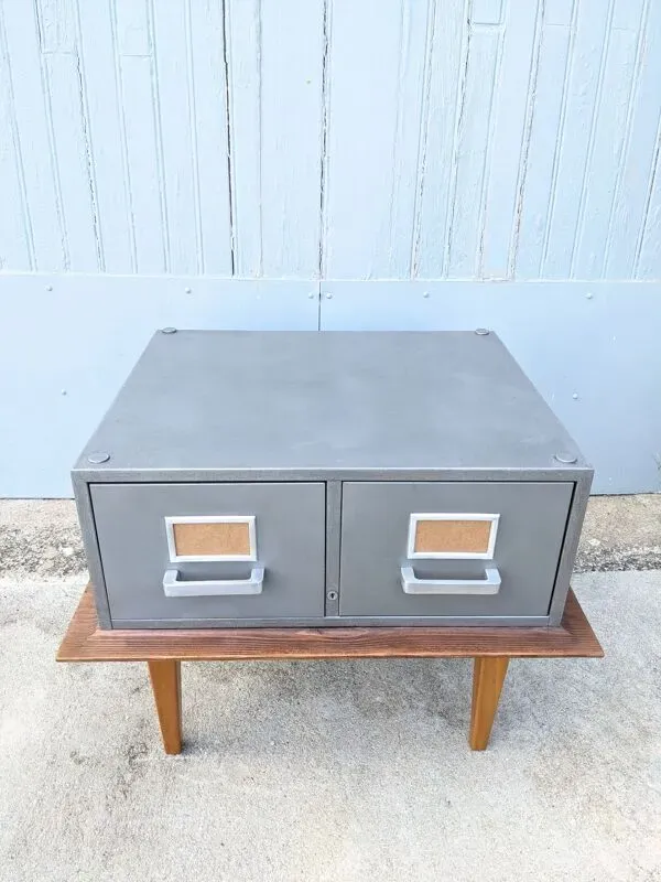 Illustration numéro 2 du produit Table basse casier métallique