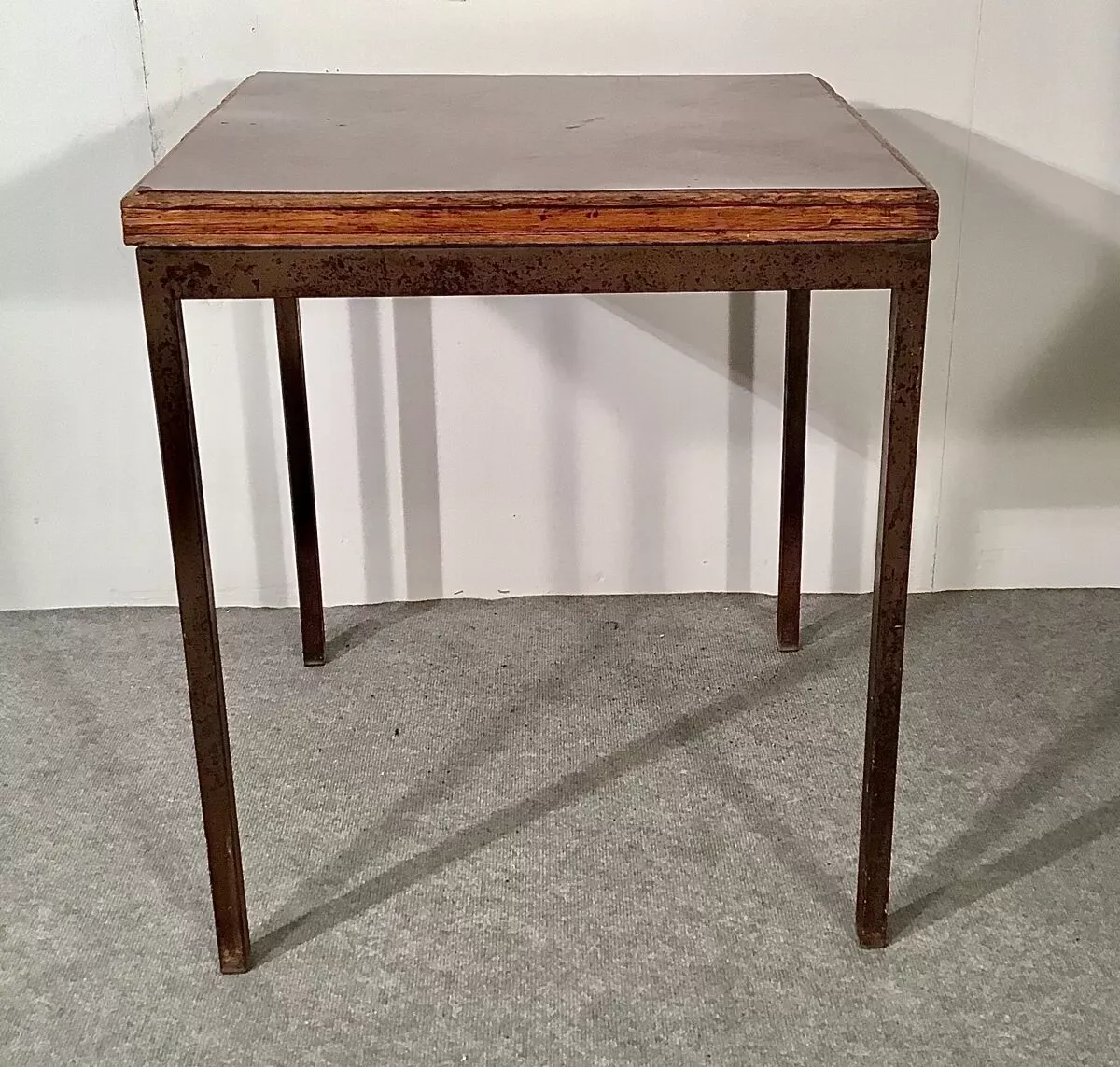 Illustration numéro 2 du produit Table d'appoint industrielle