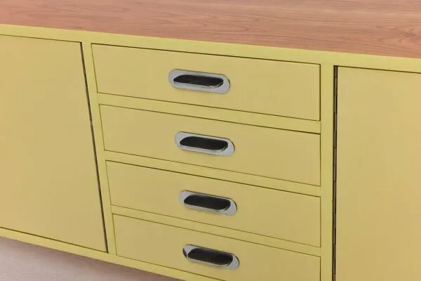 Illustration numéro 2 du produit Buffet industriel vintage des années 1960, en acier