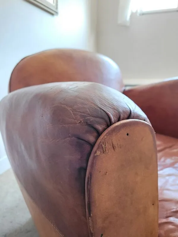 Illustration numéro 2 du produit Fauteuil club en cuir patiné