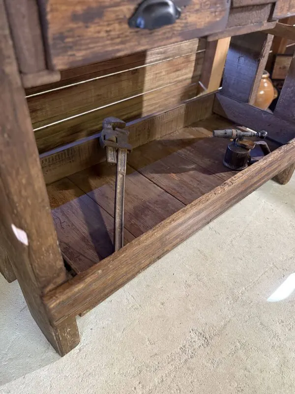 Illustration numéro 2 du produit Ancien établi/console rénové – pièce unique pleine de caractère