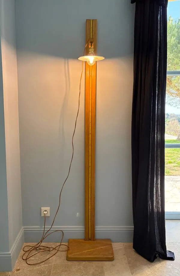 Illustration numéro 2 du produit Lampadaire sculpturale - ancienne toise médicale détournée - unique
