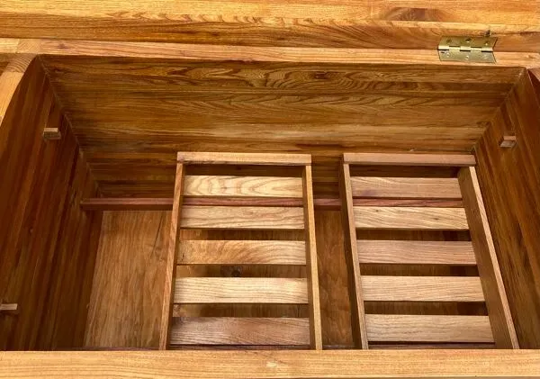 Illustration numéro 2 du produit Coffre R25 en orme de Pierre Chapo, années 70