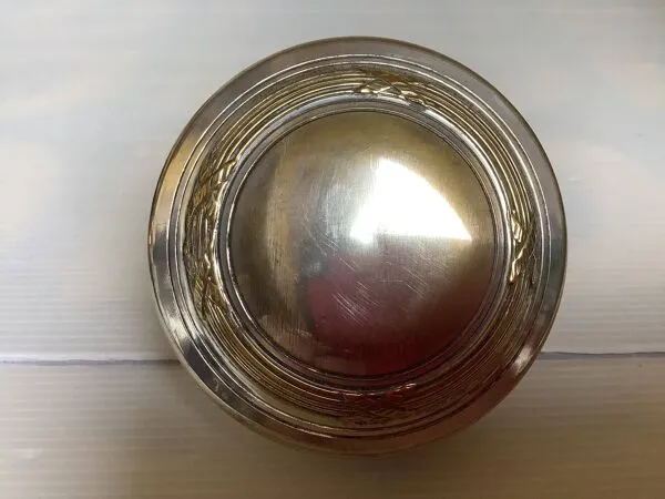 Illustration numéro 2 du produit Ancienne boîte tripode métal argenté style Louis XVI