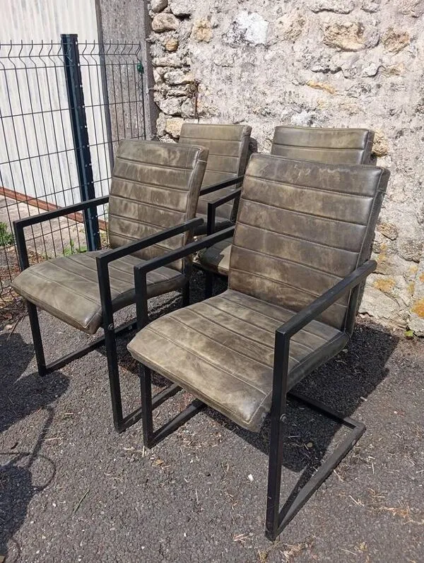 Illustration numéro 2 du produit Ensemble de 4 chaises ''Cantilever