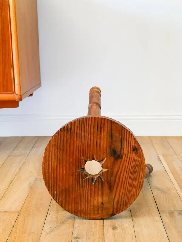 Illustration numéro 2 du produit Tabouret tripode en bois avec étoile, Brutaliste, Style Populaire, 1950