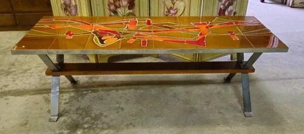 Illustration numéro 2 du produit Table basse vintage des années 1960/70 avec plateau en carreaux