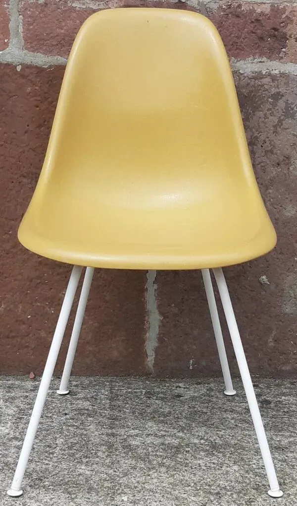 Illustration numéro 2 du produit Chaise Eames Fiberglass DSX pour Vitra.