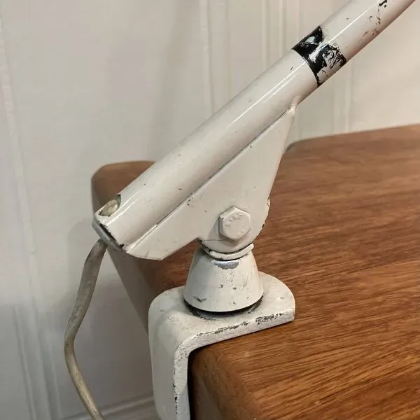 Illustration numéro 2 du produit Paire de grandes lampes industrielles modulables 1950.