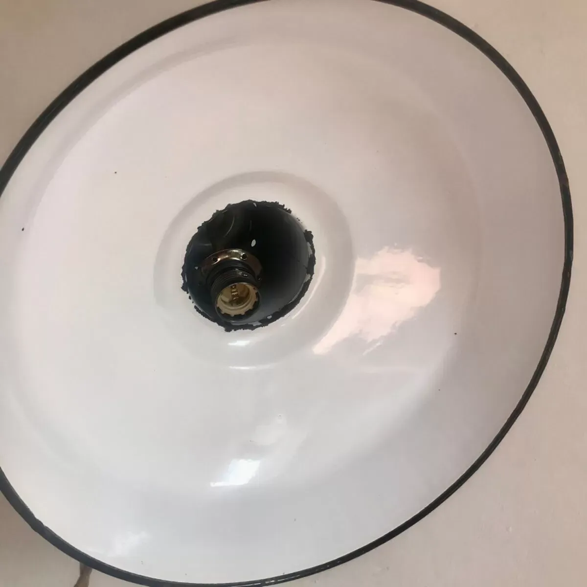 Illustration numéro 2 du produit Suspension abat-jour émaillé kaki