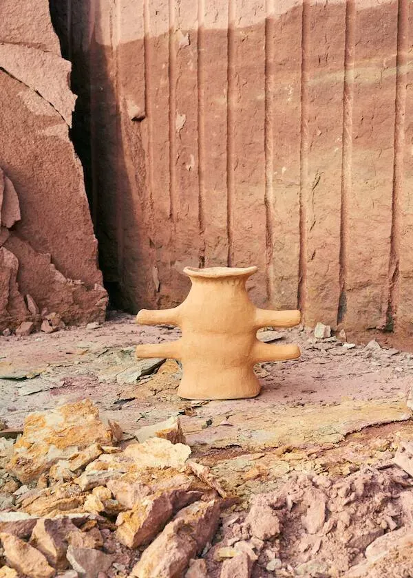 Illustration numéro 2 du produit instinct  - vase en grès - by léa munsch