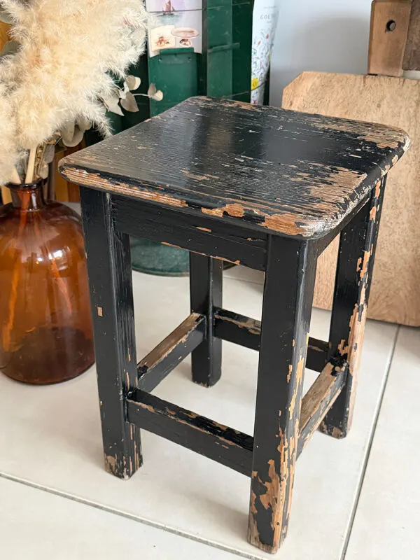 Illustration numéro 2 du produit Tabouret en bois massif à patine noire usée
