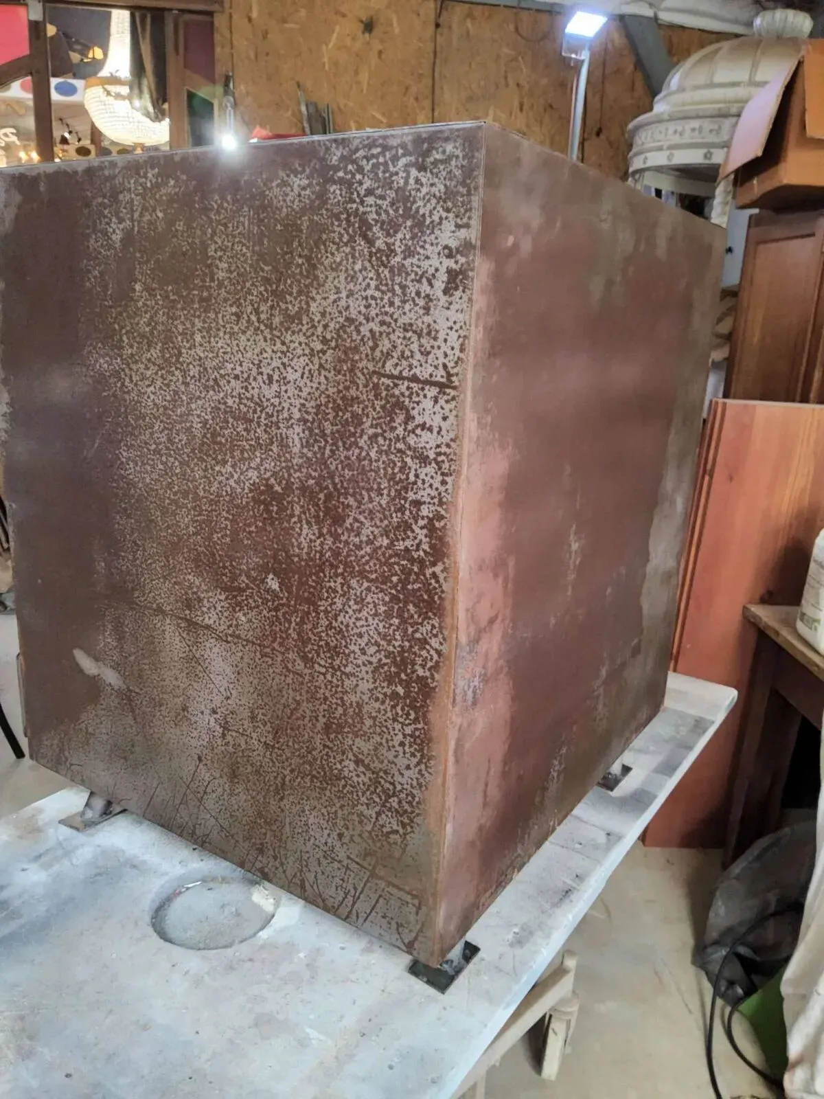 Illustration numéro 2 du produit Meuble de métiers en métal