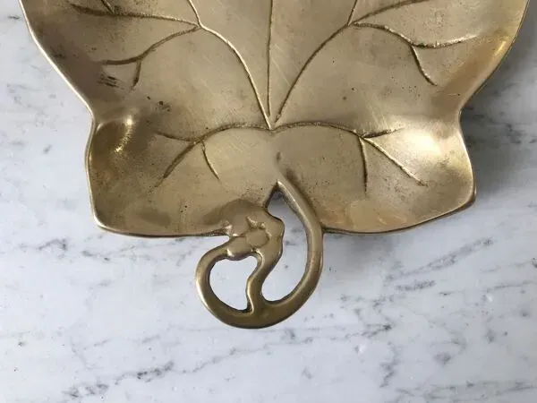 Illustration numéro 2 du produit Vide-poche feuille en laiton années 50