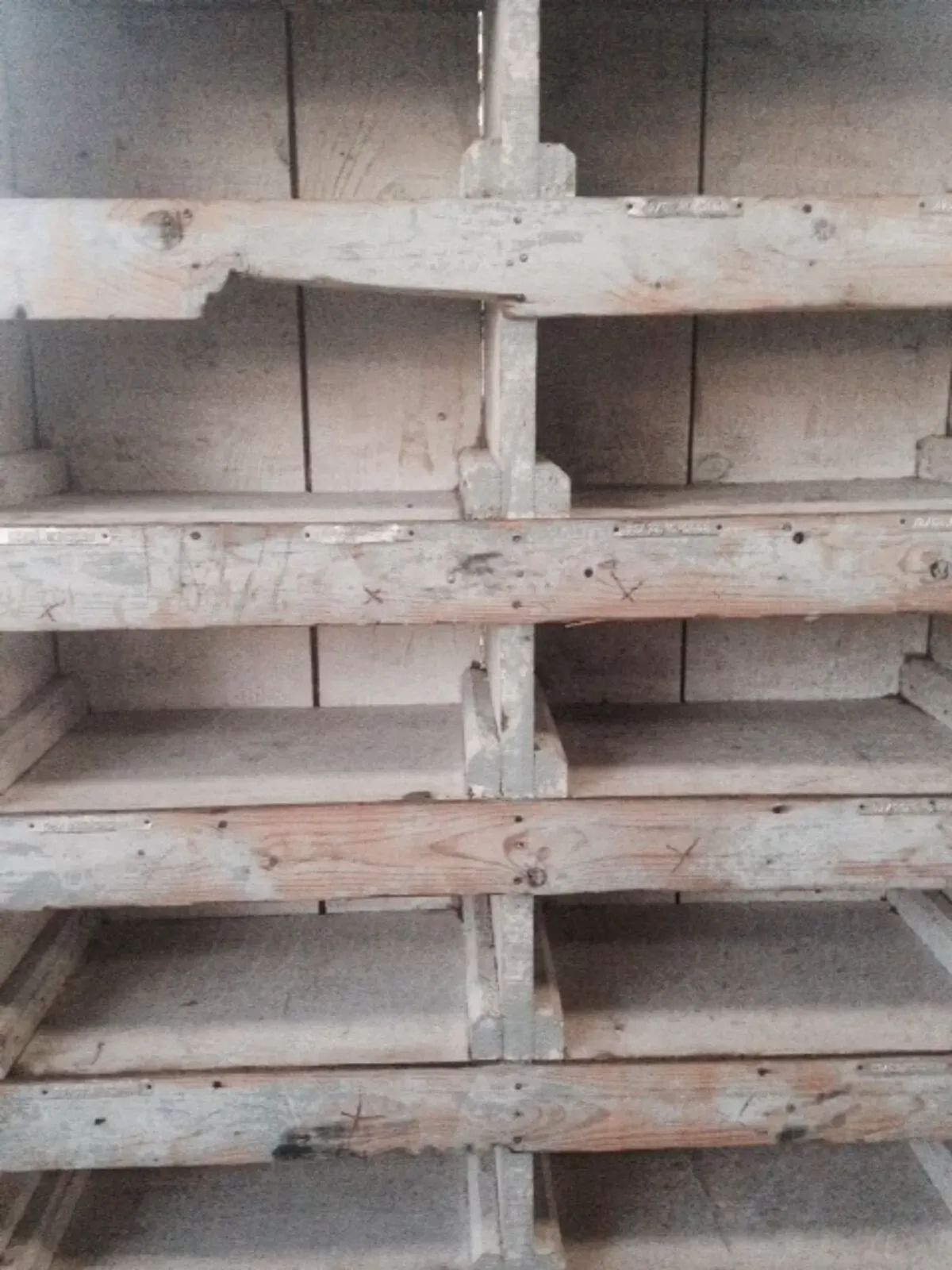 Illustration numéro 2 du produit Etagère en bois peint