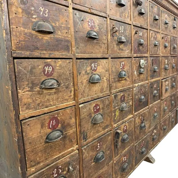Illustration numéro 2 du produit Grand meuble ancien à tiroirs – Cabinet industriel à 48 tiroirs