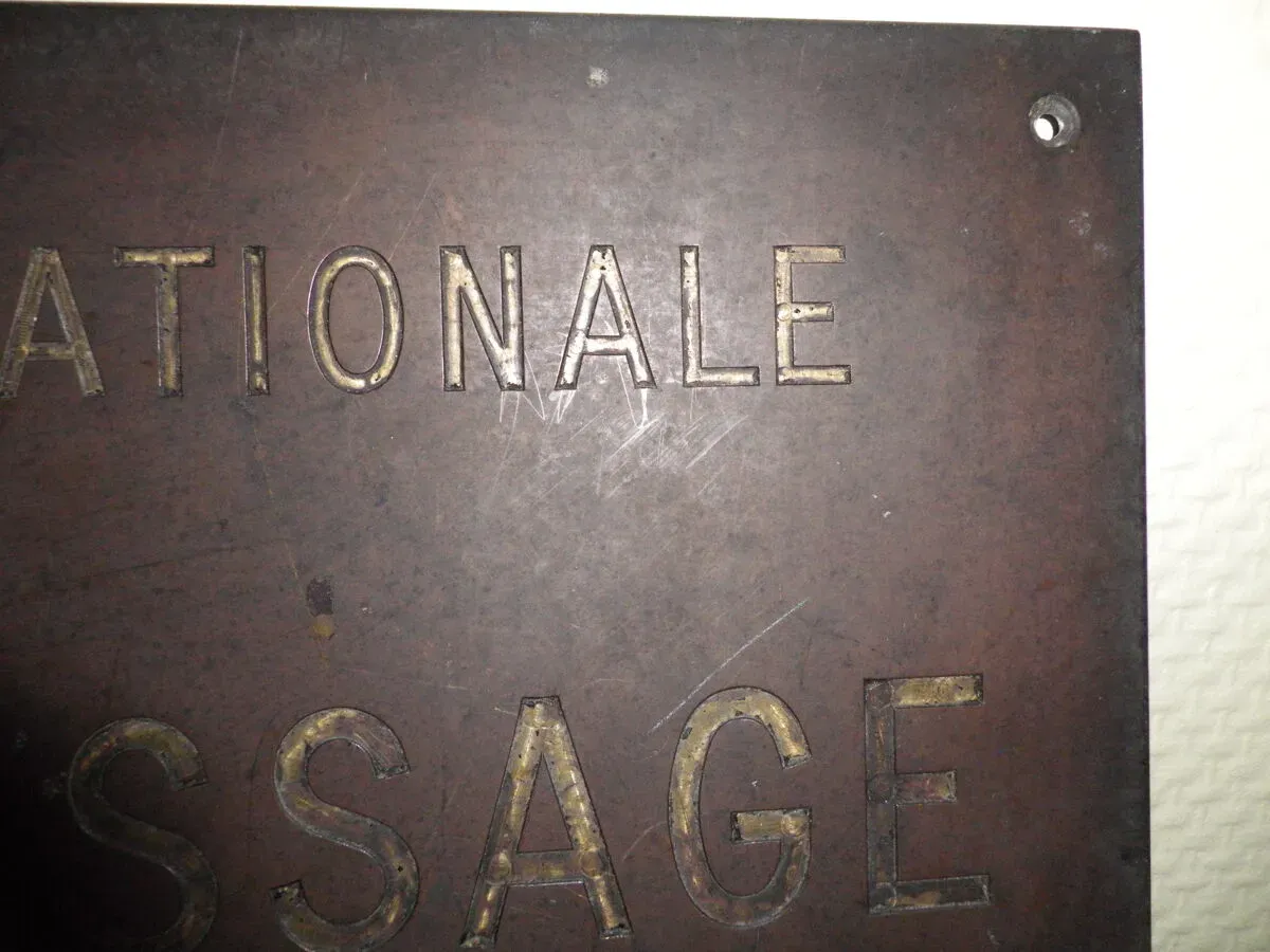 Illustration numéro 2 du produit Plaque entièrement en cuivre du Ministère de l'Education Nationale 1950