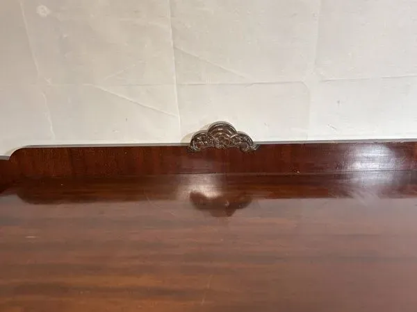 Illustration numéro 2 du produit Vitrine de style victorien tardif/édouardien (1880-1900) Un véritable bijou