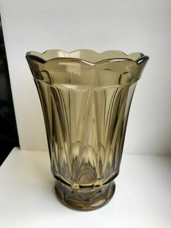 Illustration numéro 2 du produit Vase en verre fumé années 70