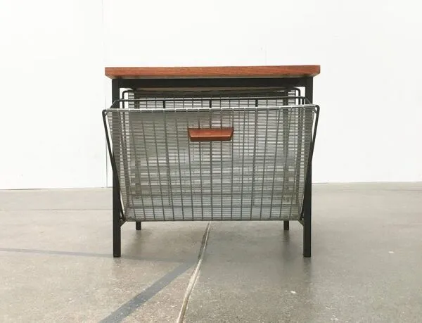 Illustration numéro 2 du produit Table d'appoint en teck milieu du siècle avec casier à magazines