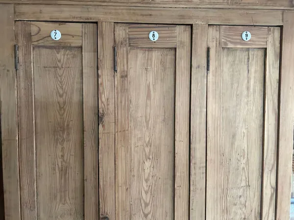 Illustration numéro 2 du produit Ancien vestiaire d’atelier en bois 3 portes