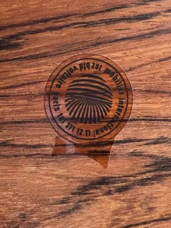 Illustration numéro 2 du produit Charles et Ray Eames & Mobilier International - Lounge Chair et son Ottoman, cuir blanc