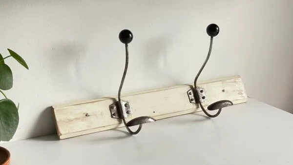 Illustration numéro 2 du produit Portemanteau ancien d'ecole bois blanc
