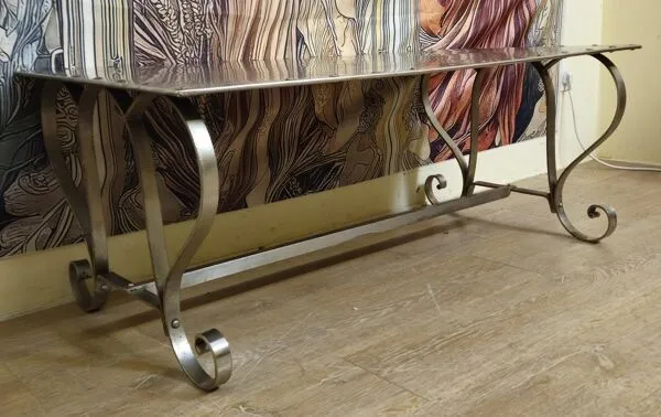 Illustration numéro 2 du produit Table basse en métal riveté, style Jansen