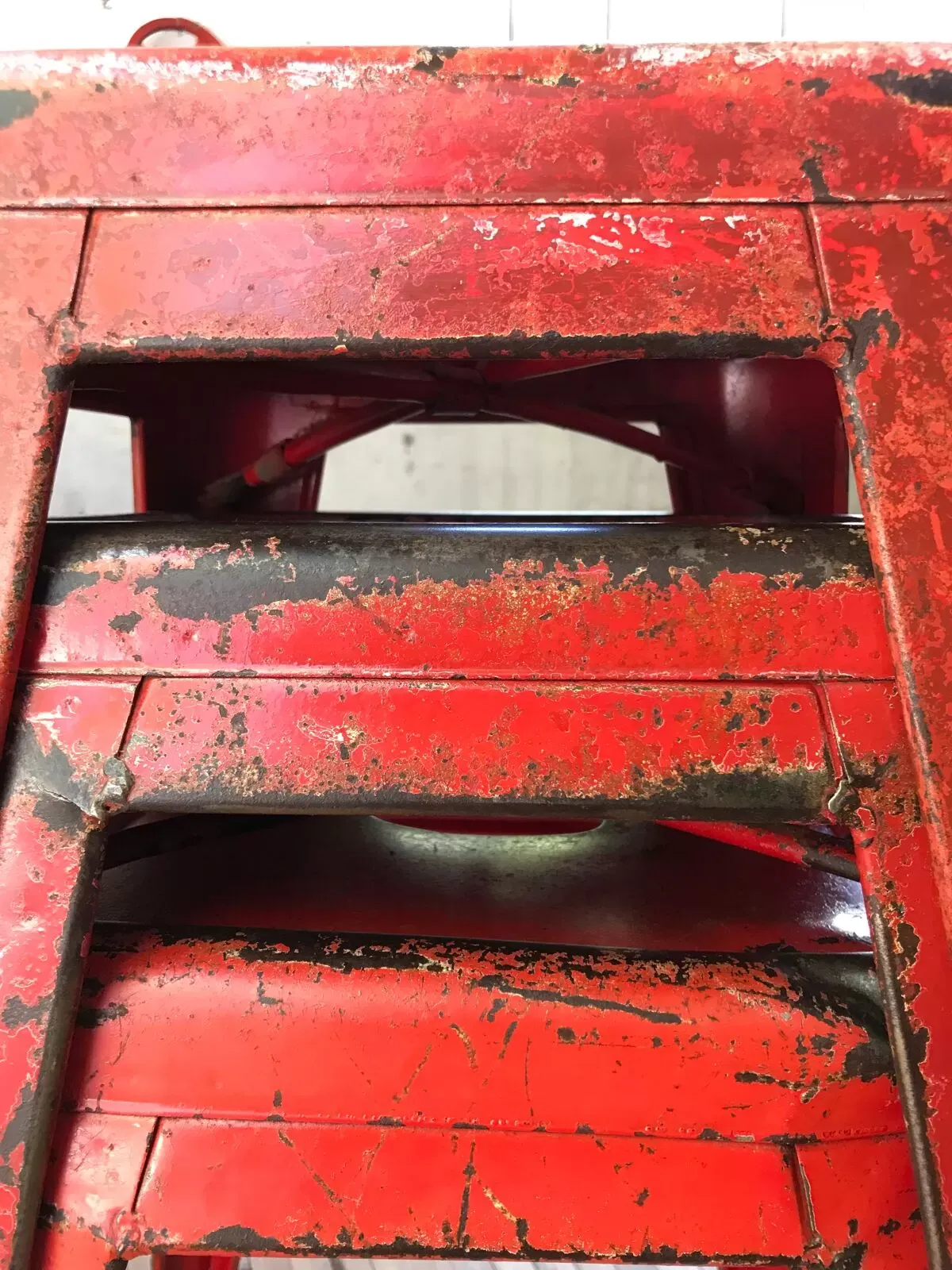 Illustration numéro 2 du produit Tabouret industriel Tolix rouge en métal