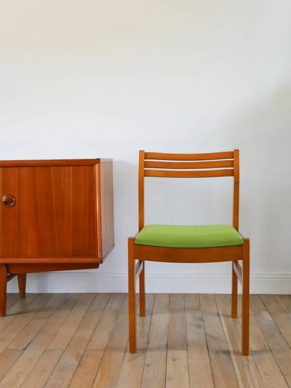 Illustration numéro 2 du produit Ensemble de 4 chaises Scandinaves en bois de hêtre, laine verte, 1960