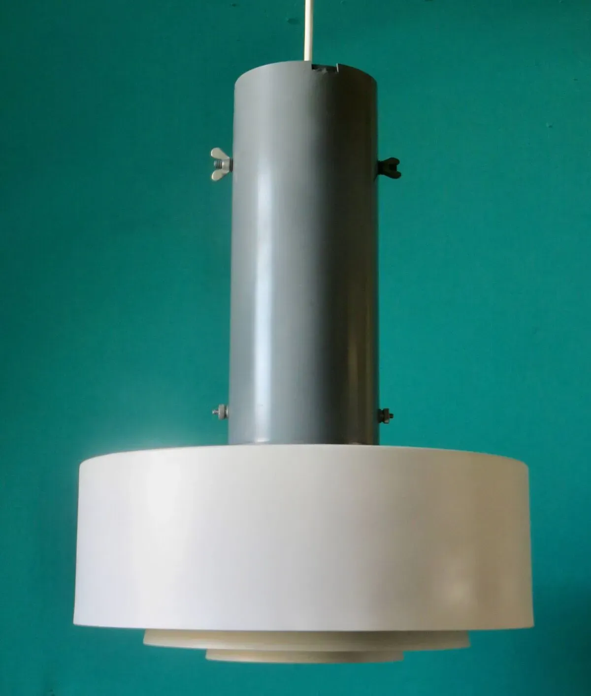 Illustration numéro 2 du produit Grande suspension industrielle en métal laqué antracite et blanc. Danemark 1960