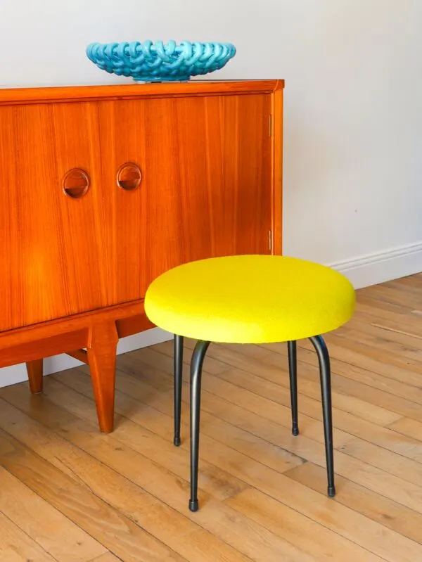 Illustration numéro 2 du produit Tabouret en fer noir et laine bouillie, vert, 1960