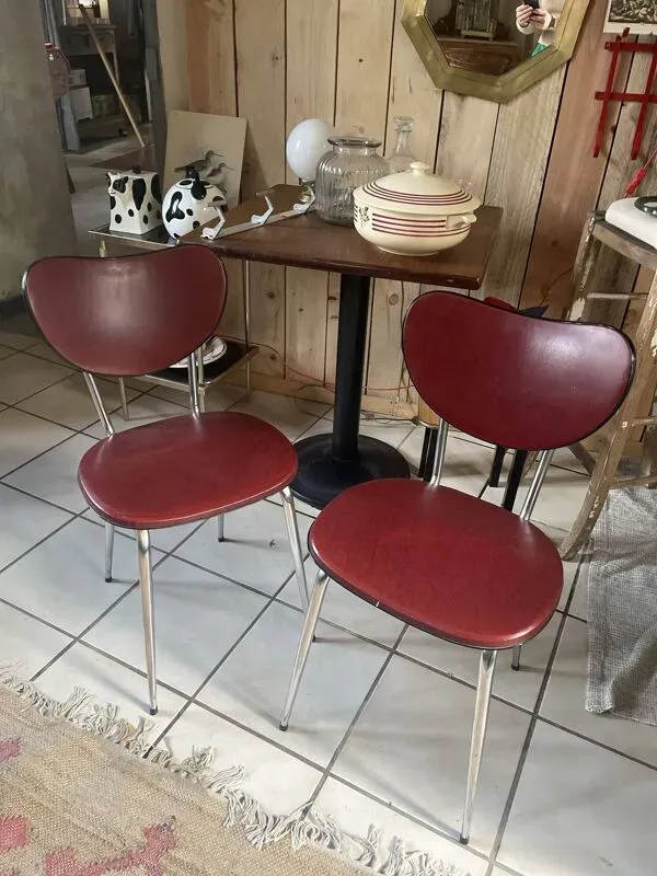 Illustration numéro 2 du produit Paire de chaises en skaï bordeau