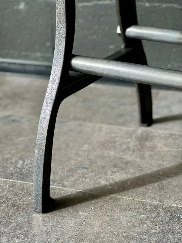 Illustration numéro 2 du produit Table industrielle pieds fonte