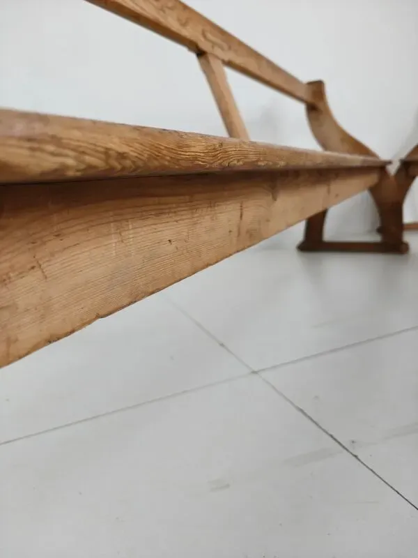 Illustration numéro 2 du produit Bancs d'école victoriens en pin rigide – vers 1900, Angleterre