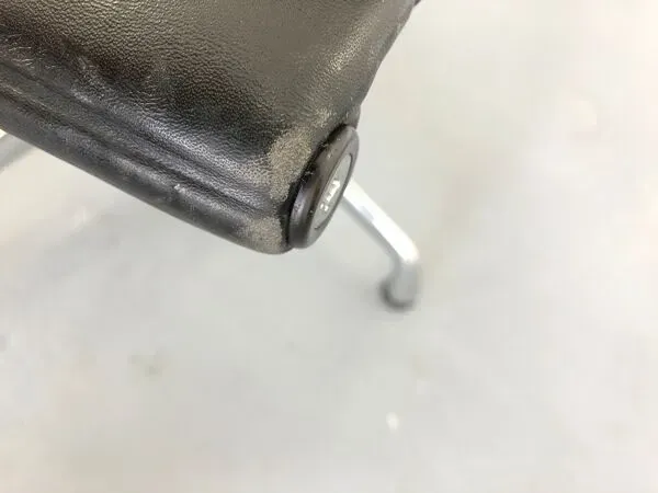 Illustration numéro 2 du produit Fauteuil en cuir noir Ea-109 par Charles Eames pour Vitra