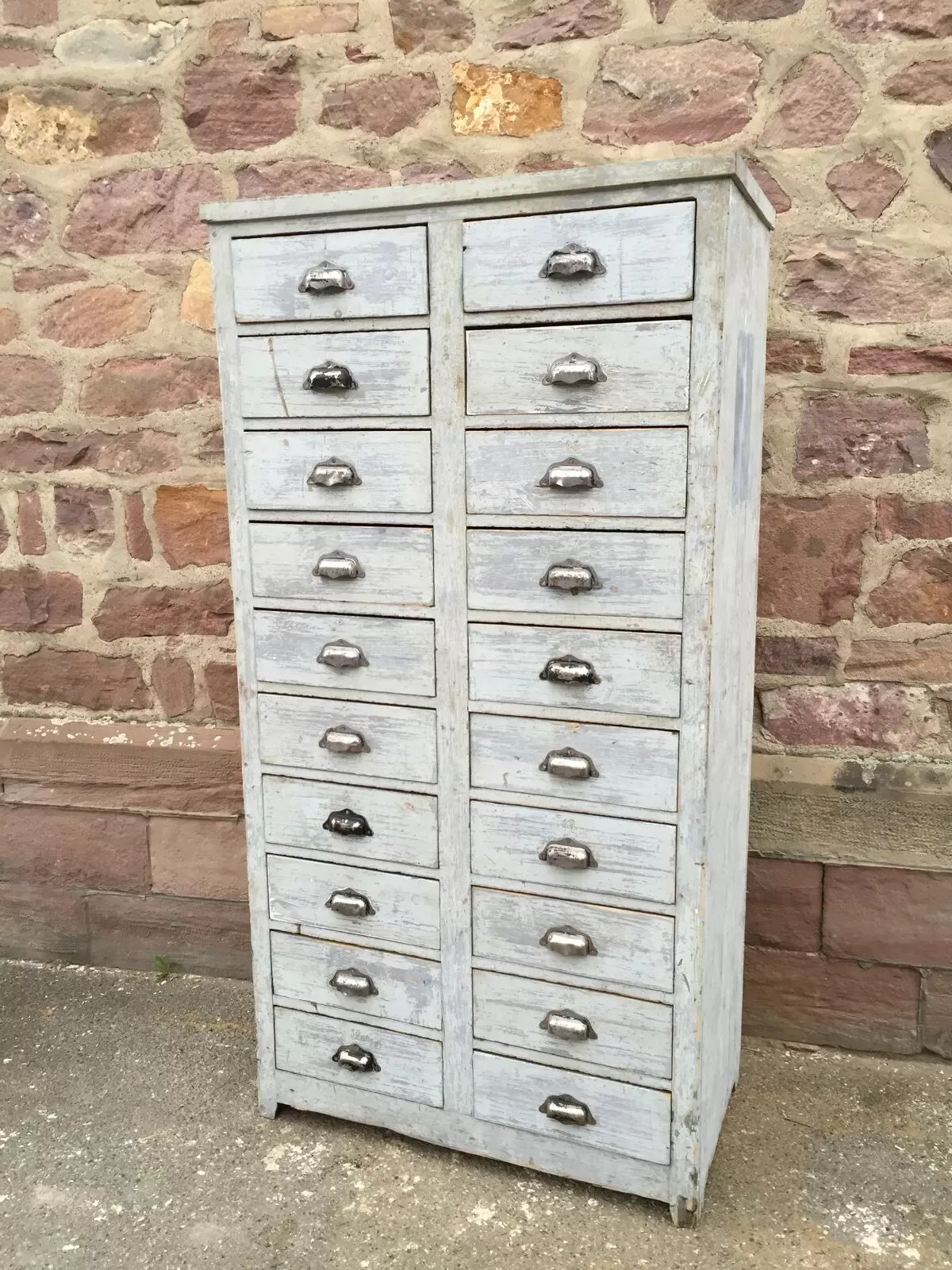 Illustration numéro 2 du produit Meuble d'atelier industriel à tiroirs vintage 1930