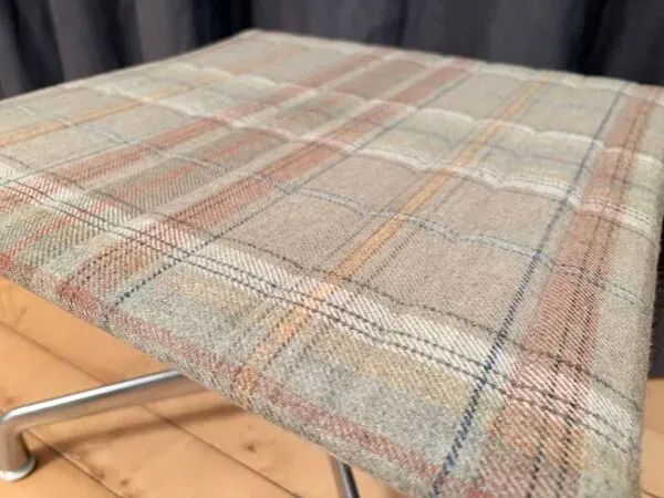 Illustration numéro 2 du produit EA 125 Footstool by Charles & Ray Eames, Vitra, Switzerland