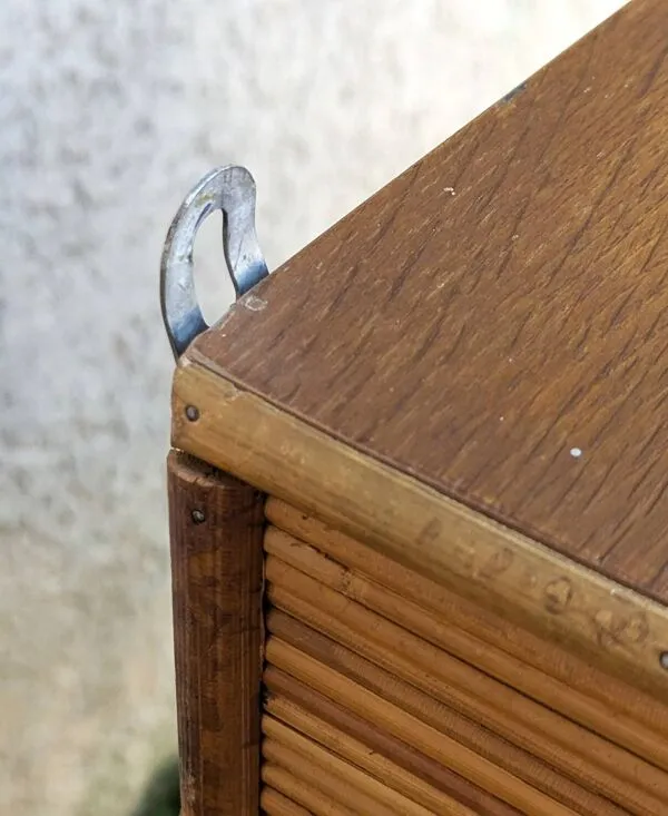 Illustration numéro 2 du produit Etagère Murale Vitrée Vintage en Bois et Rotin, Coins arrondis