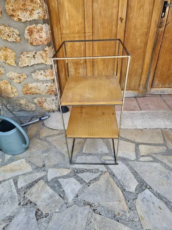 Illustration numéro 2 du produit Étagère moderniste