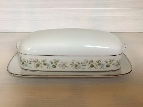 Illustration numéro 2 du produit Beurrier à cloche noritake modèle Savannah