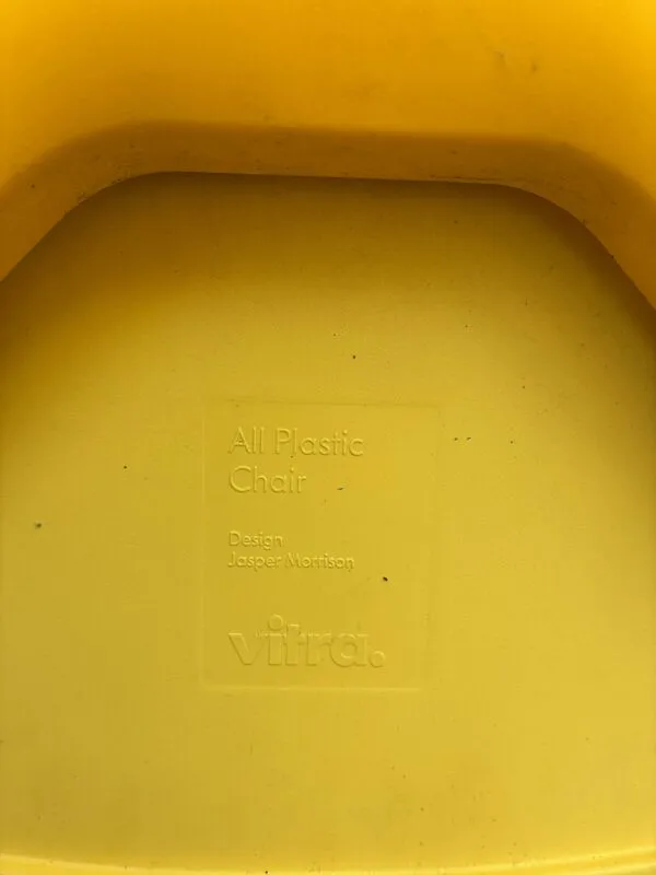 Illustration numéro 2 du produit Chaises All Plastic Chair APC bouton d'or Vitra