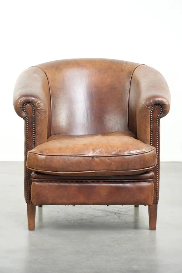 Illustration numéro 2 du produit Fauteuil club en peau de mouton couleur cognac avec un look vintage de style anglais.