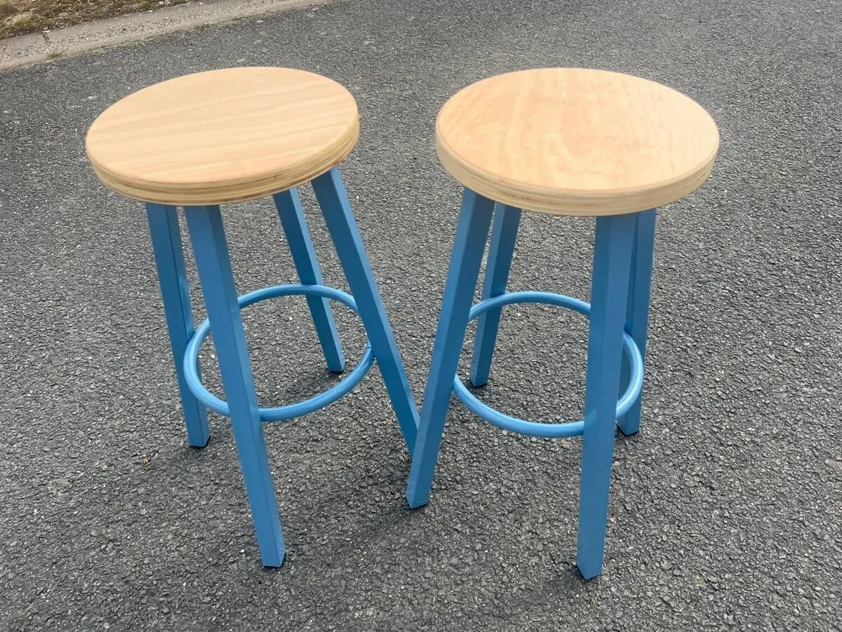 Illustration numéro 2 du produit Tabouret de bar