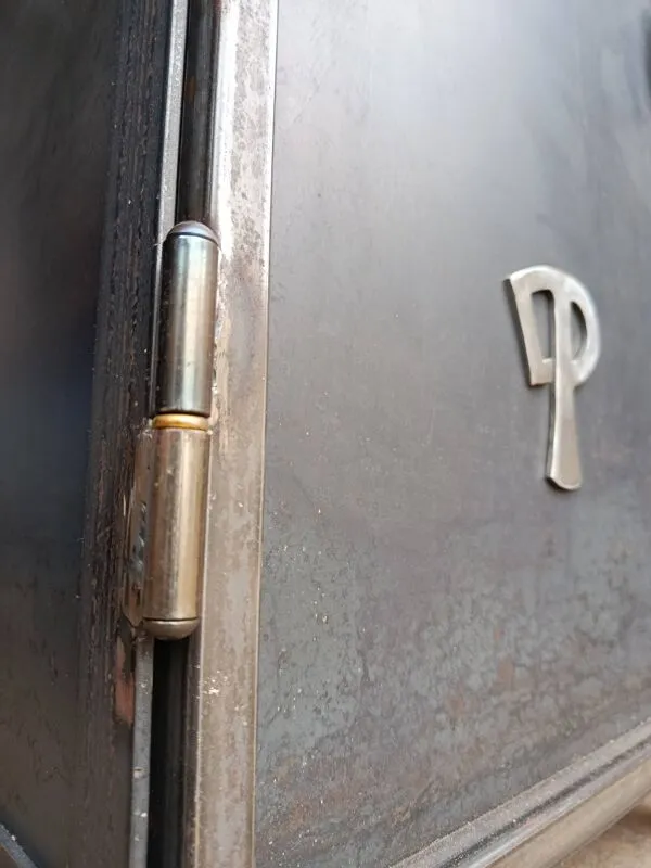 Illustration numéro 2 du produit Meuble de rangement Letrapu en acier brut